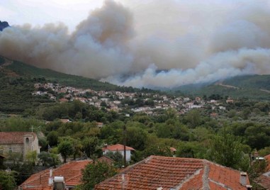 Силни мълнии подпалиха два пожара на гръцкия остров Тасос днес