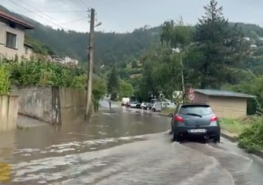 Улица в родопското село Влахово се наводни частично след обилните
