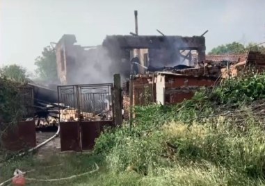 Двама възрастни и две деца бедстват след пожар изпепелил дома