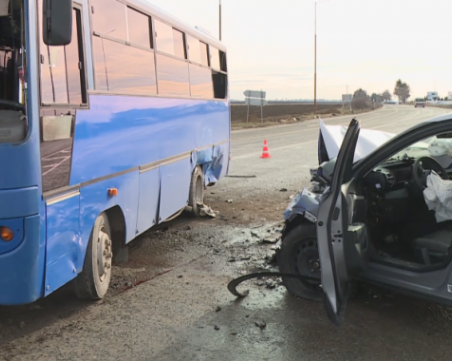 Пловдивски автобус се блъсна в стълб в Пазарджик, две жени са в болница