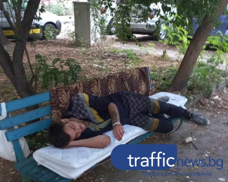 Група бездомници превърнаха пловдивски парк в своя бърлога, изхождат се на улицата и се дрогират