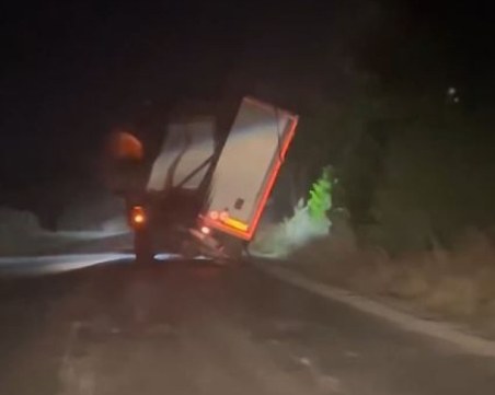 Пълен абсурд! Разкривен камион се движи из Пловдивско ВИДЕО
