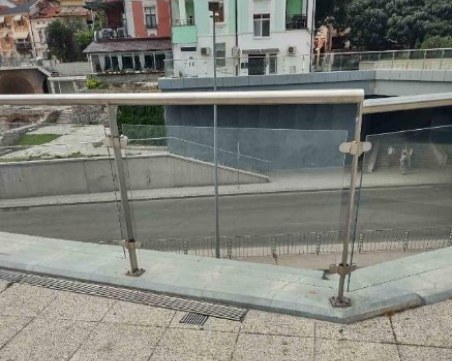Подмениха счупеното стъкло от оградата на форум „Север”