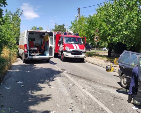 Тежка катастрофа с камион в Пазардджишко - режат кола, за да извадят ранен