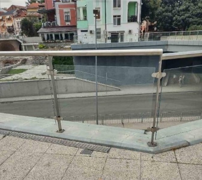 Подмениха счупеното стъкло от оградата на форум „Север”