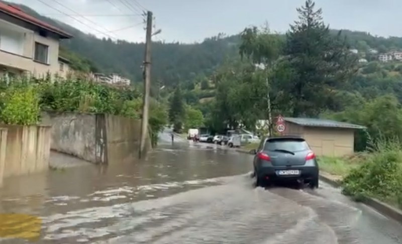 Улица в родопското село Влахово се наводни частично след обилните валежи