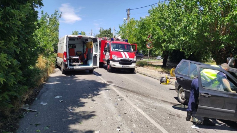 Тежка катастрофа с камион в Пазардджишко - режат кола, за да извадят ранен