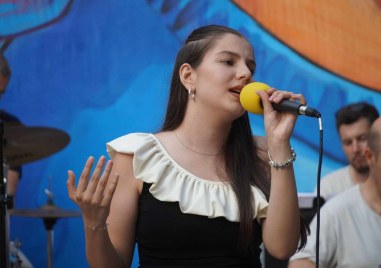 14 годишната пловдивска певица Виктория Илиева от Арт Войс Център