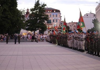 Представителни блокове на военни формирования от Гарнизон Пловдив отбелязаха бойния