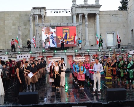 Артисти от 7 държави танцуват на Международния фолклорен фестивал