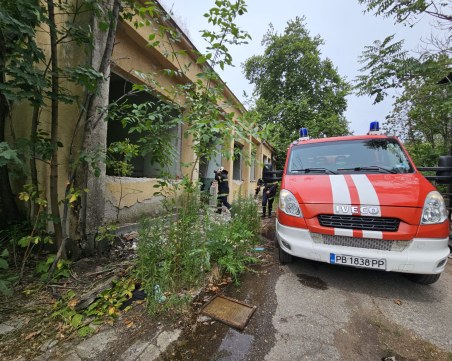 Два пожара бушуват в Пловдив, вдигнаха няколко екипа огнеборци на крак
