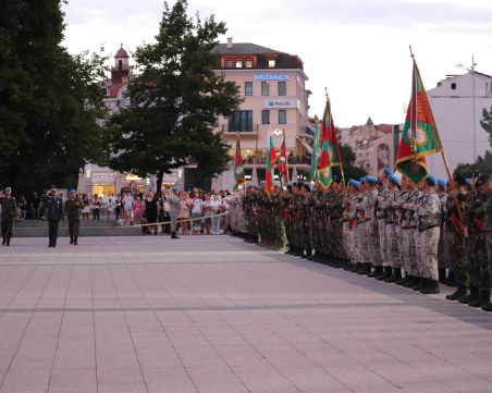 Гарнизон Пловдив празнува днес с тържествен марш в центъра и тържествена заря-проверка