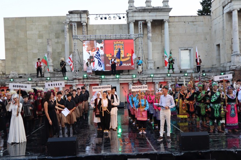 Артисти от 7 държави танцуват на Международния фолклорен фестивал