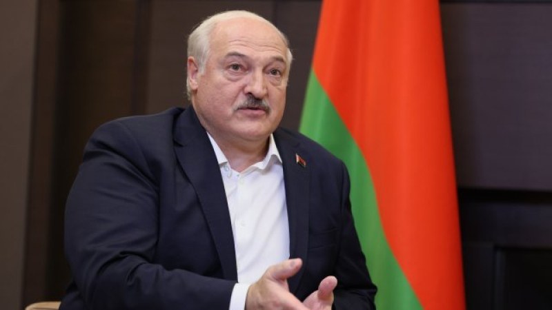 Беларуският президент Александър Лукашенко освободи най-малко десетима политически затворници, включително