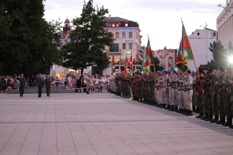 Гарнизон Пловдив празнува днес с тържествен марш в центъра и тържествена заря-проверка