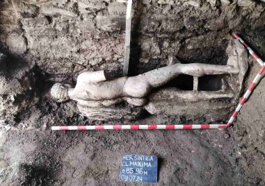 Изключително добре запазена  мраморна статуя е открита при разкопки в