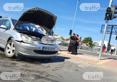 Катастрофа е станала преди минути на светофара на бул Шести септември