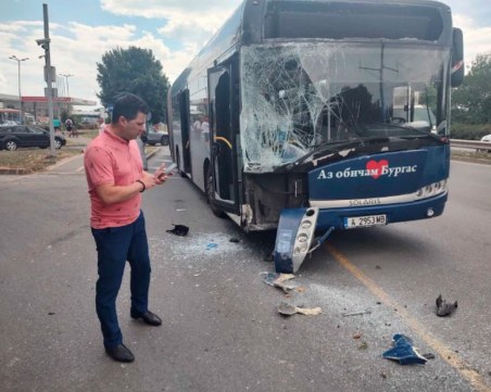 ТИР и автобус на градския транспорт се блъснаха в Бургас, има пострадали
