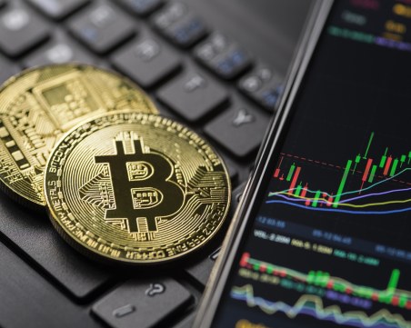 Цената на Биткойн падна под $54,000 след като фалирала крипто борса прехвърли $2.7 милиарда в BTC