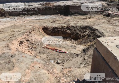 Археолозите подготвят терена и разкриват откритите недатирани градежи под Бетонния