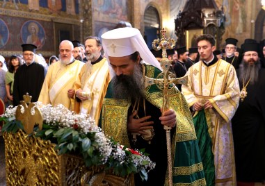 В събота вечерта новоизбраният патриарх Даниил отслужи заупокойна литургия в памет