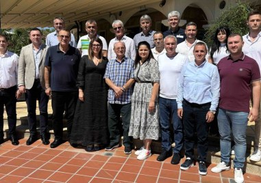 По неофициална информация днес предстои среща между почетния председател на