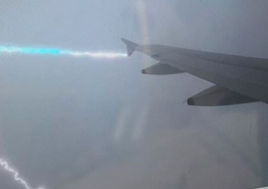 Самолет на British Airways е бил ударен от мълния на