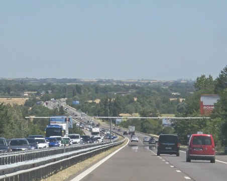 Две катастрофи затрудняват движението по АМ „Тракия