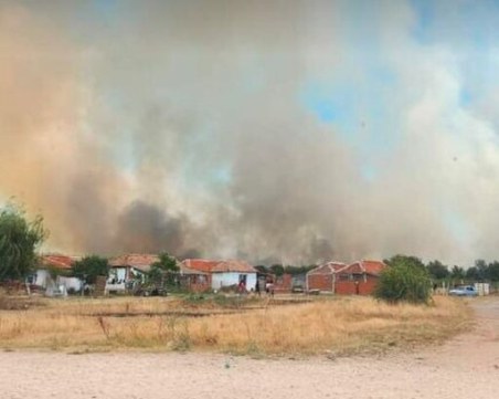 Няколко са пожарите край Карлово! 7 екипа огнеборци гасят житен масив