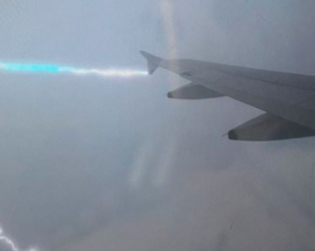 Самолет на British Airways е ударен от мълния