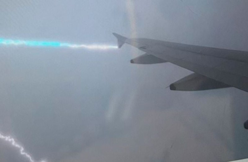 Самолет на British Airways е ударен от мълния