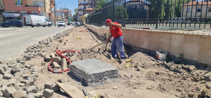 Полагат тротоарна настилка край Източната порта, през септември ще пострещне първите посетители