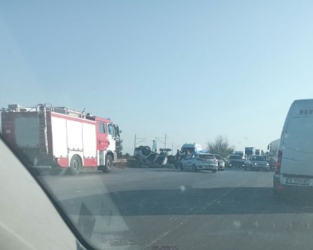 Катастрофа на един от изходите на Пловдив! Кола е по таван