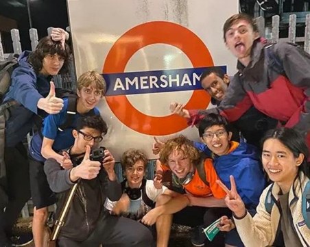 Тийнейджъри посетиха всички станции на метрото в Лондон за рекорд на Гинес