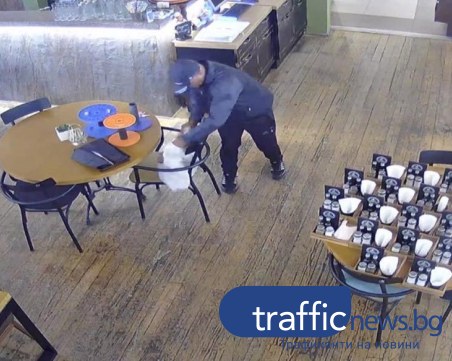 Дръжте крадеца! Мъж задигна близо 1000 лв. от жена в центъра на Пловдив