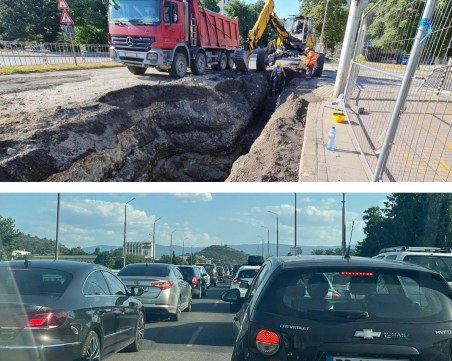 Ремонтните дейности по бул. „Васил Априлов” са в действие, коли пъплят едва-едва по моста