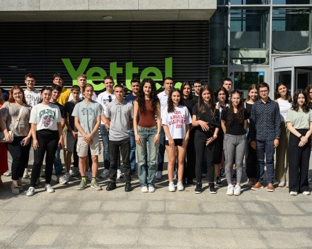 Тийнейджъри учат как се управлява мобилна мрежа в програмата „Втора смяна