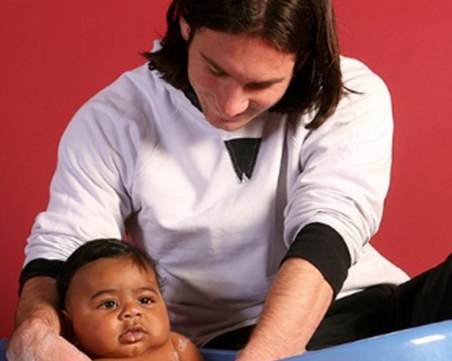 Закърмен от малък! Появиха се снимки как Меси къпе 6-месечния Ямал