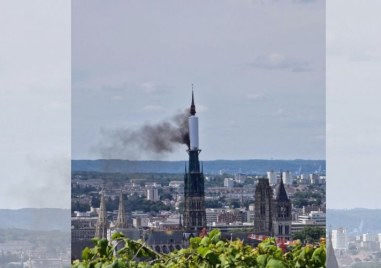 Огънят на върха на катедралата в Руан е овладян съобщи