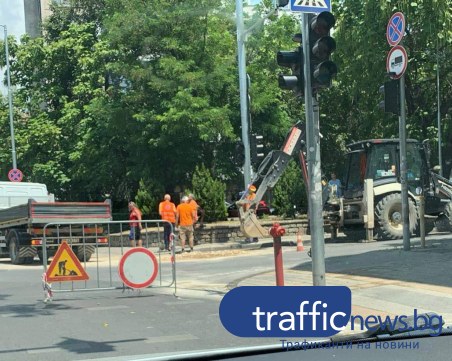 Голяма ВиК авария затруднява движението в Центъра, багер копае от сутринта