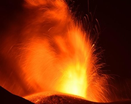 Изригва вулканът Етна, пренасочват полети