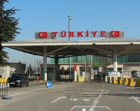 Конфискуваха близо 22 тона фалшив прах за пране на границата с Турция