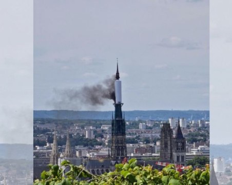 Пожар в катедралата във френския град Руан