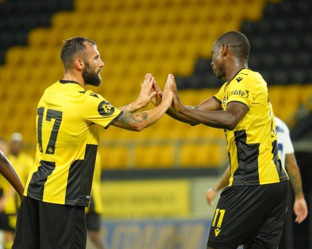 Вижте 11-те на Ботев и Марибор, Уджа дебютира