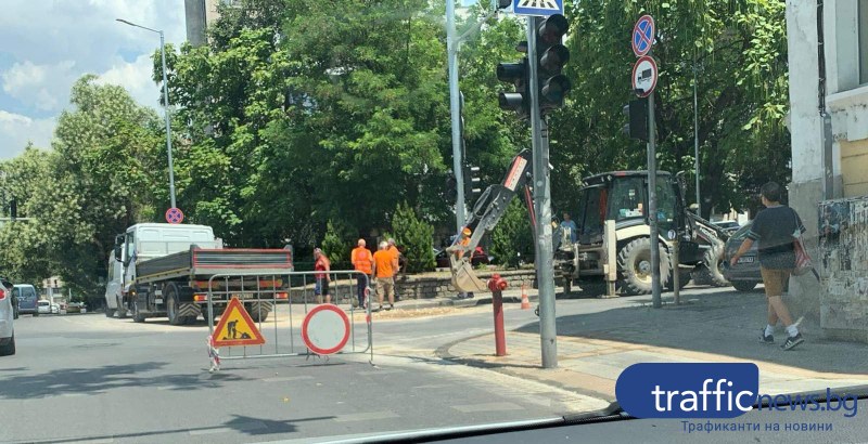 Голяма ВиК авария затруднява движението в Центъра, багер копае от сутринта