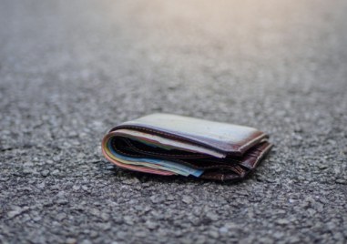 Портмоне с парична сума е било предадено днес в Четвърто