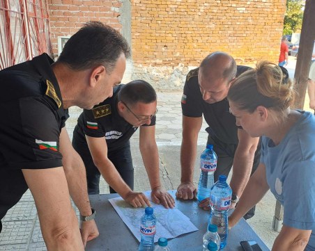 Главният секретар на МВР за огнената стихия: Няма да допуснем да стигне до склада с бутилки въглероден диоксид ВИДЕО