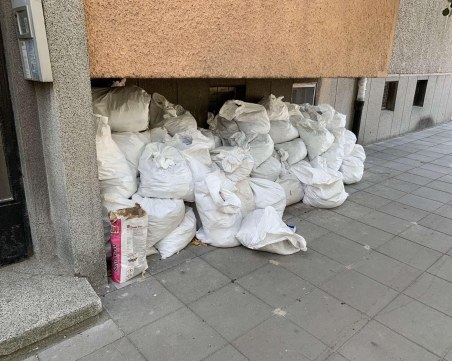 Глобяват пловдивчанин, струпал над 40 чувала със строителни отпадъци пред блока си