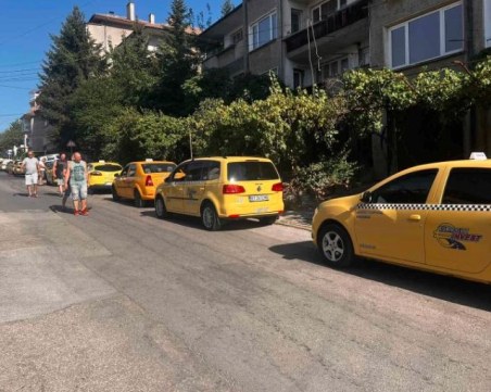 Над 100 такстиметрови шофьори излязоха на траурно автошествие във Велико Търново