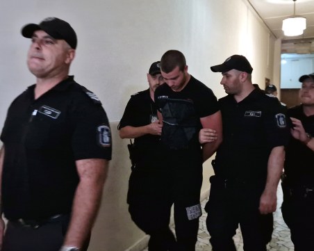 Полицаят, пребил студент на 